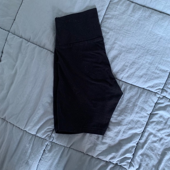 aritzia tna 7” biker shorts in black - Picture 2 of 3